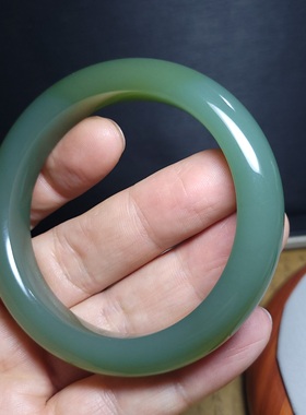 Z121301 62.3克，R56.5色太美微蓝底且末糖包玉出“青羊脂”手镯