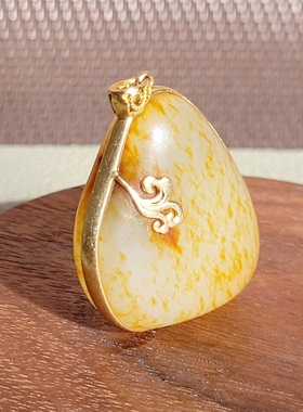 新疆的猫C121002 15.8克，18K金镶嵌洒金皮白玉籽料挂件