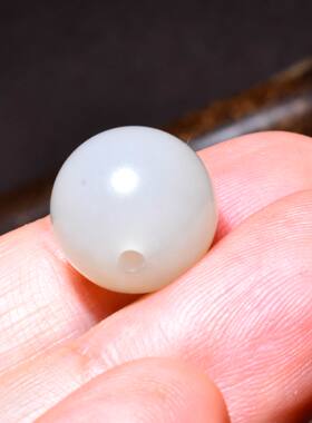 新疆的猫12mm，2.7克高脂高油白玉籽料圆珠SBH172     800元/颗