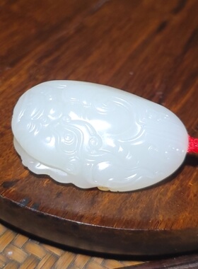 YQ032108新疆的猫30.4克天然美皮和田玉脂白玉籽料苏工兽面挂坠