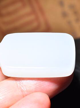 JJ032601新疆的猫12.3克含绳肉质细腻油性高老坑俄料羊脂白玉牌