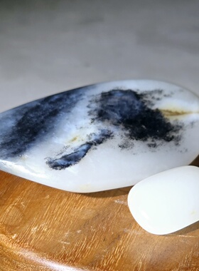 W031605新疆的猫73.71克高白聚墨如凌峰龙首黑白分明青花把玩籽