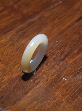 新疆的猫YQ122507 3.0克内径16mm 带一抹糖色且末糖白玉精美指环