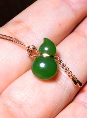 JJ032504新疆的猫1.4克油润细腻的俄料菠菜绿碧玉18k金葫芦挂件