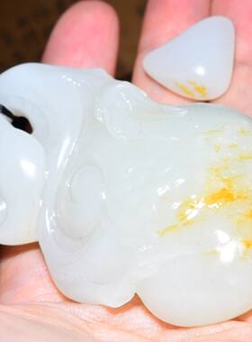 新疆的猫104.6克，洒金皮高脂高油白玉独籽“如意”把件SBH311