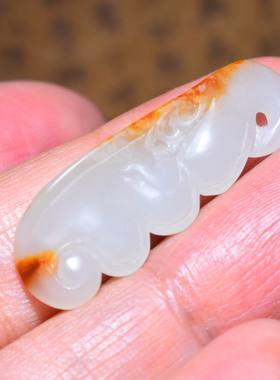 新疆的猫JJ121510  2.8克，亮白红皮白玉籽料多子多福挂件