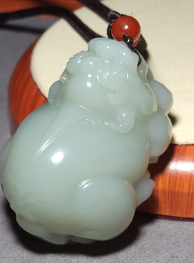 新疆的猫L121603 137.2克肉质细腻油份极高且末高青白玉貔貅把件