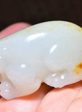 JJ033004新疆的猫34.7克油润性好挂黄皮和田玉白玉籽料貔貅挂件