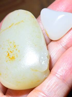 SBH410新疆的猫28.4克满洒金皮上品油膏料白玉籽料苏工无事牌