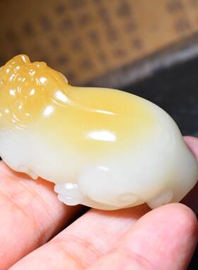 JJ033106新疆的猫35.3克“凝脂级油疙瘩料”羊脂糖白玉貔貅