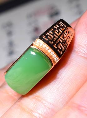 新疆的猫JJ080604 5.7克，18mm粉绿荧光俄料碧玉18k镶嵌戒指