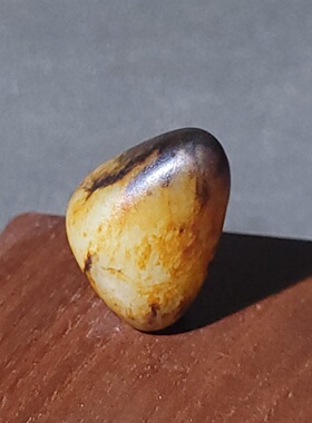 C020201新疆的猫8.7克黑红沁皮交织绚丽多彩玻璃底和田玉白玉籽