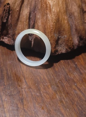 YQ122807  1.2克，内径16mm 细润且末糖白玉精美指环 新疆的猫