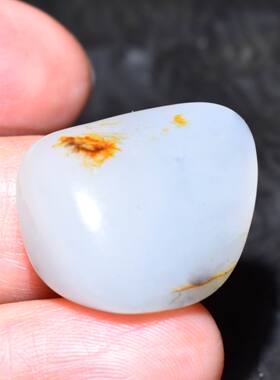 新疆的猫JJ010602  7.0克细腻油润毛孔大开门白底青花籽料原石