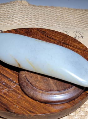 新疆的猫C123103 202克玉质油润均匀墨点舒适长条形青花把件籽