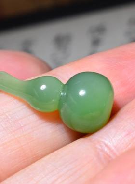 新疆的猫JJ010503 1.9克肉质特别细腻粉绿起荧光碧玉葫芦雕件