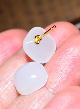 JJ031704新疆的猫3.0克款式精美白度浓郁的羊脂白玉银镶耳钉