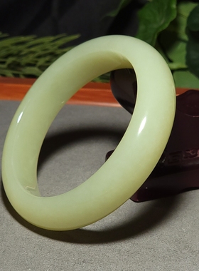 L122503 83.8克，内径60mm色调油亮质感油润的老坑俄料黄口玉手镯