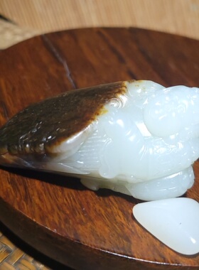 YQ031529  78.0克，高脂粉黑皮的白玉籽料武财神把件 新疆的猫