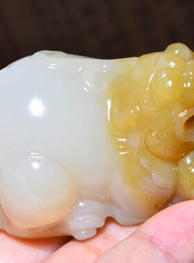 JJ010703新疆的猫98.7克润油脂肉细色浓艳俄料糖玉貔貅把件和田玉