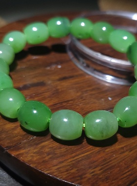 YQ011202 新疆的猫31.3克色调靓丽的和田玉俄料苹果绿米珠手链