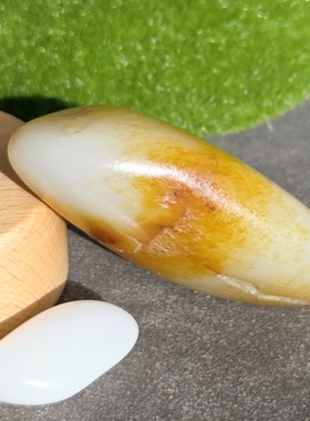 新疆的猫W121504 65.29克，大面积艳红高熟近玻璃肉白玉小把件