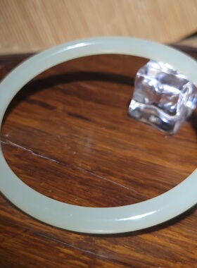 YQ032707 新疆的猫19.1克内径65mm清爽晴水色和田玉大圈口叮当镯