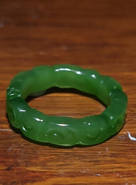 新疆的猫YQ010804 3.1克内径19mm润泽无黑点纯美果绿色碧玉指环