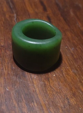 YQ122814  21.0克，内径20mm新疆山料菠菜绿碧玉扳指，新疆的猫