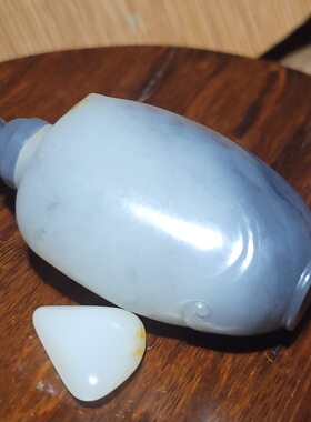 YQ031530 78.2克，工艺精致的和田玉青花籽料鼻烟壶 新疆的猫