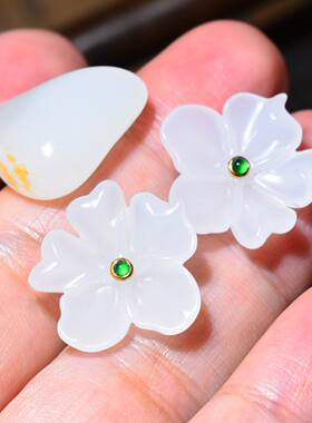 JJ031801新疆的猫4.3克精美的18k金镶嵌和田玉羊脂白冰花瓣耳钉