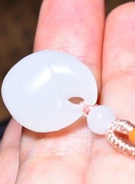 JJ031901新疆的猫6.6克含绳青海羊脂白玉蟹钳“八方来财