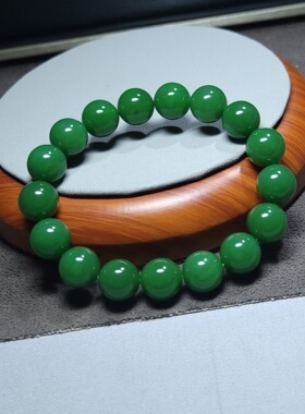 Z031803 新疆的猫46.0克，R12肉细色太美精选果阳绿碧玉碧玉手串