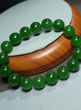 Z020602 新疆的猫45.克，R12油亮细润净美翠艳阳绿色碧玉手串