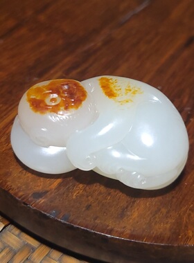 YQ032008新疆的猫38.3克高油份巧雕挂红皮白玉籽料生肖猴挂件