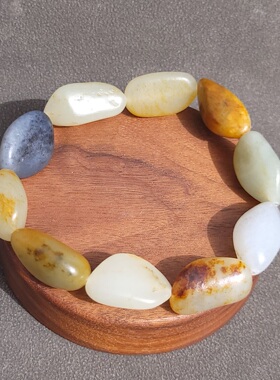 C030602新疆的猫47.6克匀称美观秀气多色籽料原石手串和田玉