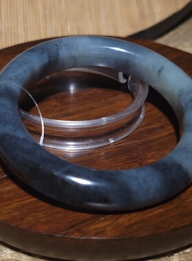 YQ030307新疆的猫69.2克内径57mm墨点浓郁肉质细腻的青花籽料手镯