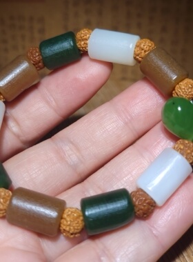 zg033108 新疆的猫30.9克，色泽搭配绚丽的和田玉多宝仿古手链