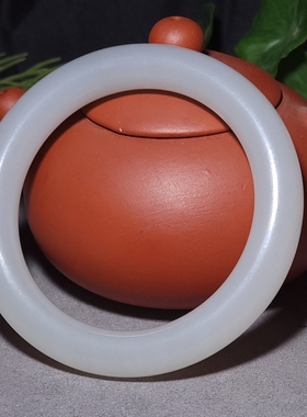 L123102 68.6克，内径60mm油性极高的青海老坑烟青玉圆条手镯