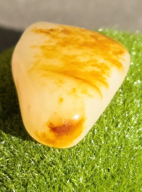 新疆的猫W120901 8.28克，整面红皮超艳如画好型白玉锁骨坠玩籽