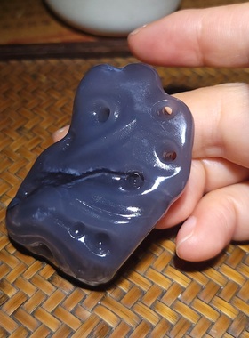 新疆的猫YQ080404 60.5克颜色喜人的青海烟青太湖石把件（摆件）