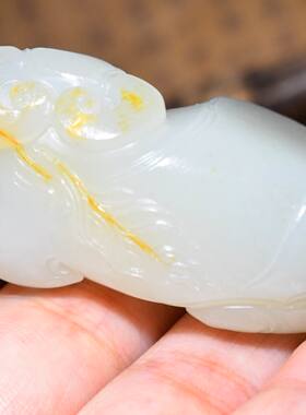 JJ033002新疆的猫45.7克肉质细特油的老红皮和田玉白玉籽料牛