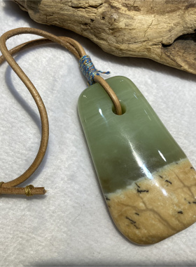 和田玉黄白河磨玉玉斧手把件