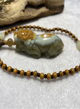 和田玉黄白河磨玉狮子手把件