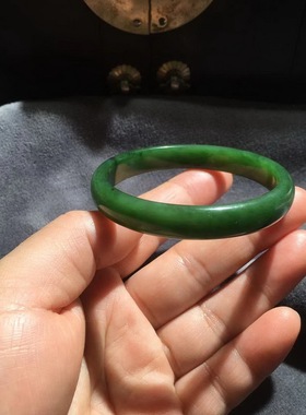 满绿色碧玉细条美人镯