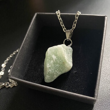 贝壳子〈绿陵石〉天然原石新款男士吊坠项链简约高级潮流项链饰品