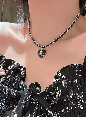 黑色爱心土星项链女气质高级感