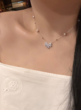 蝴蝶项链女