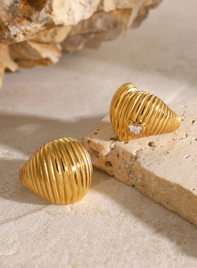 18k金不锈钢爱心螺纹镶白色爱心锆石戒指欧美嘻哈金色宽螺纹戒指