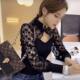 ເສື້ອທີເຊີດ lace hollow stitching ຕາເວັນຕົກແລະ chic ສໍາລັບແມ່ຍິງ 2026 ດູໃບໄມ້ລົ່ນຄົນອັບເດດ: ໃຫມ່ slim bottoming ເທິງ
